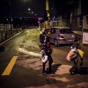 à la rue, dans la nuit