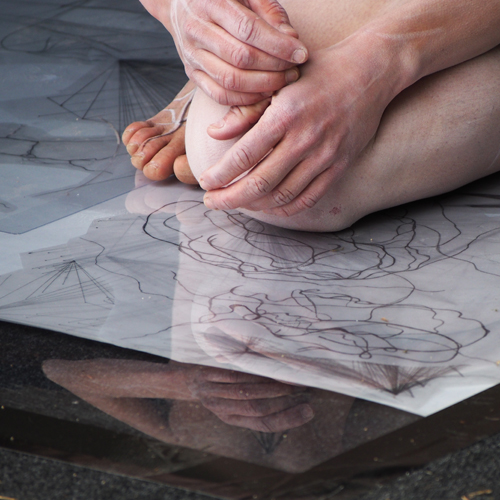 Brigitta Horvath lors d'une performance de danse au hameau de la Brousse, sur une peinture de Sandolore Sykes