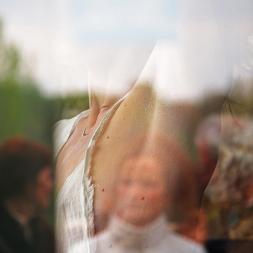 Reflet des spectateurs et danseuse au travers de la vitre lors de la manifestation Zou! au hameau de la Brousse, à Sers, en Charente